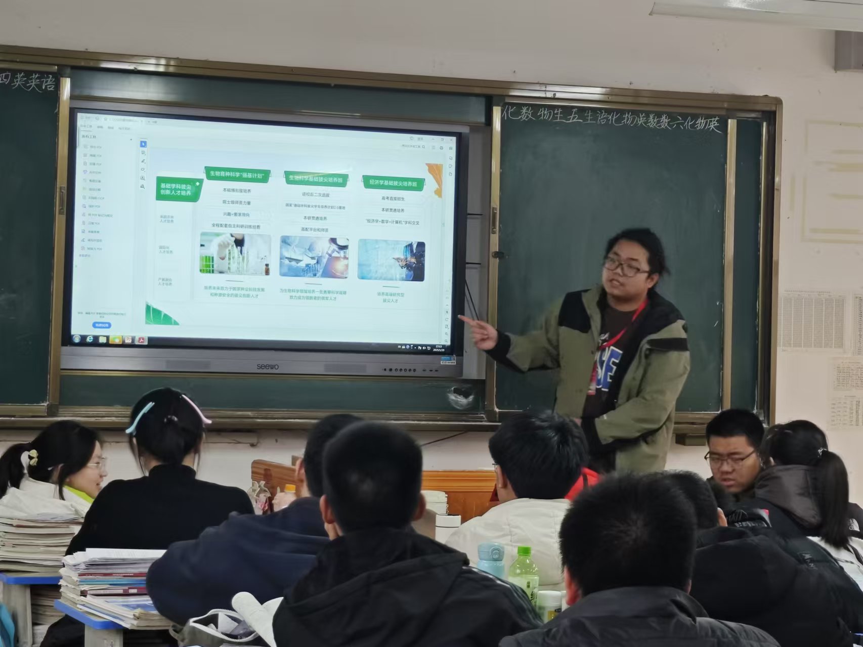 圖為主講人呂偉介紹學校特色專業(yè)。湯浩 供圖