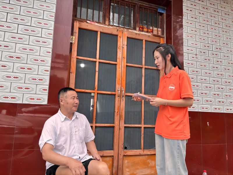 圖3 隊員在村民家中進行采訪