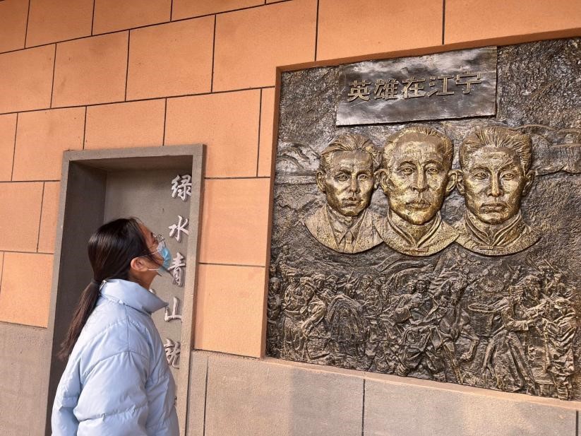 團隊成員在浮雕前致意