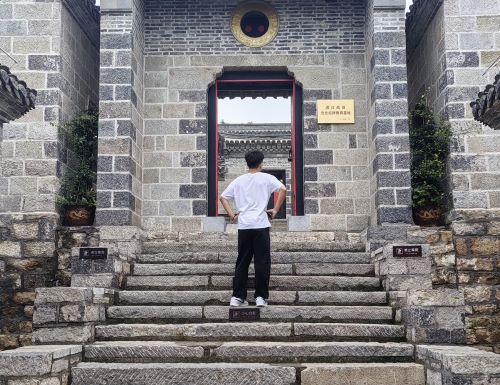 圖為實(shí)踐團(tuán)成員探尋歷史痕跡 王子陽(yáng) 供圖.jpg