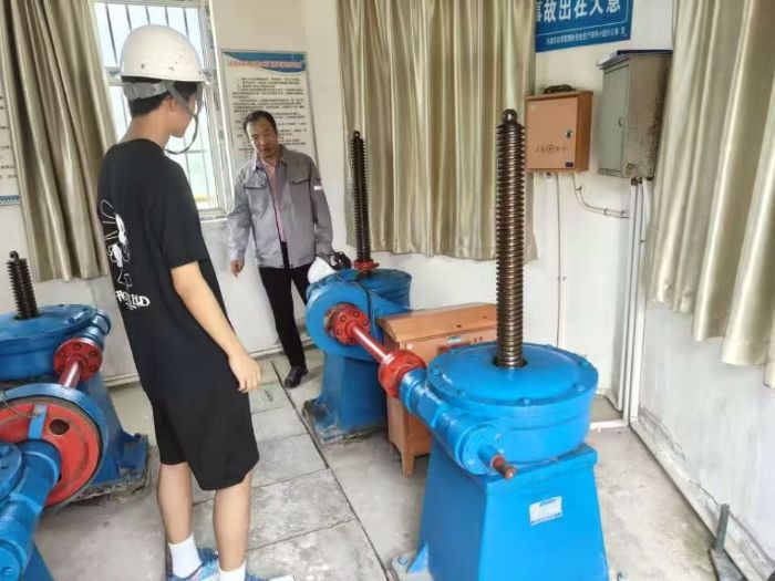 團隊參觀水庫液壓設(shè)備 宋天浩攝