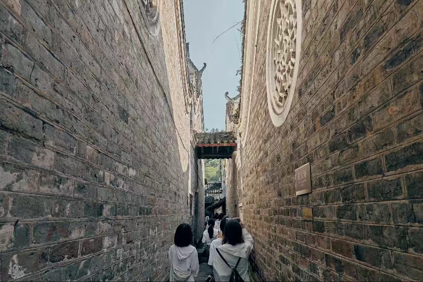 圖為實(shí)踐團(tuán)參觀龍溪李家大院 今日大學(xué)生網(wǎng)通訊員 羊錦鴻 供圖