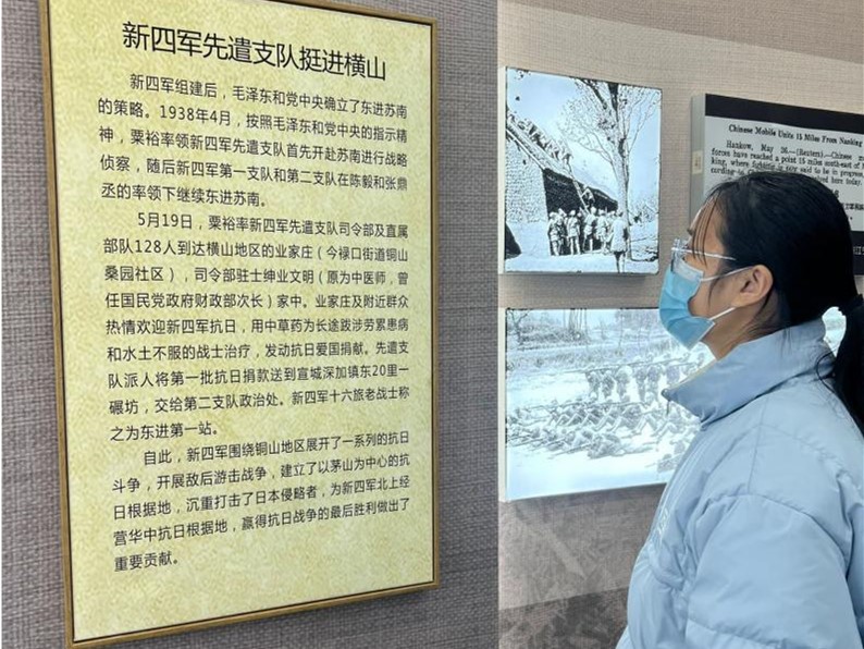 團隊成員觀看展品