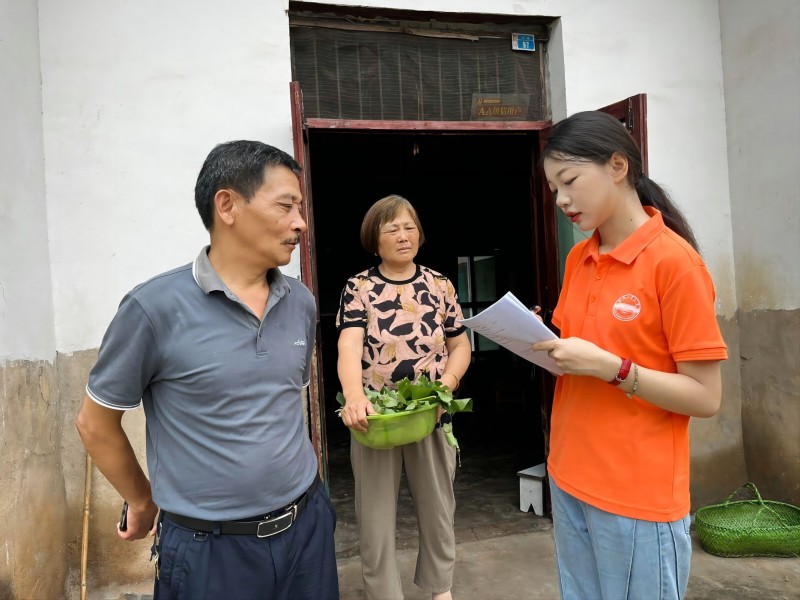 圖2 團(tuán)隊(duì)成員正在走訪農(nóng)戶進(jìn)行調(diào)查
