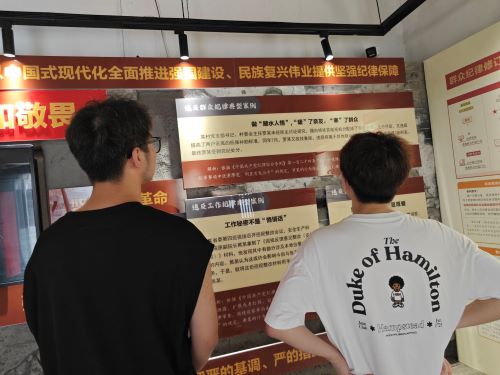 圖為實(shí)踐團(tuán)成員學(xué)習(xí)相關(guān)案例 王鵬遠(yuǎn) 供圖.jpg