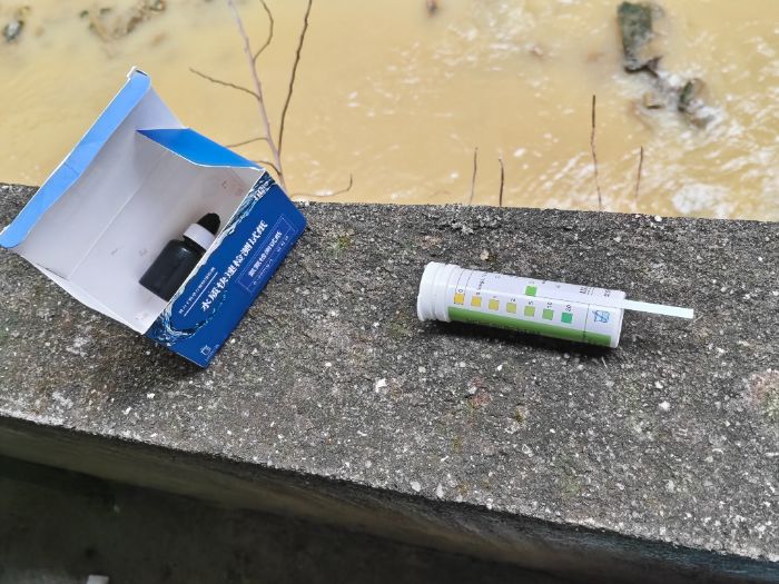 氨氮率檢測(cè)的比色卡 宋天浩攝