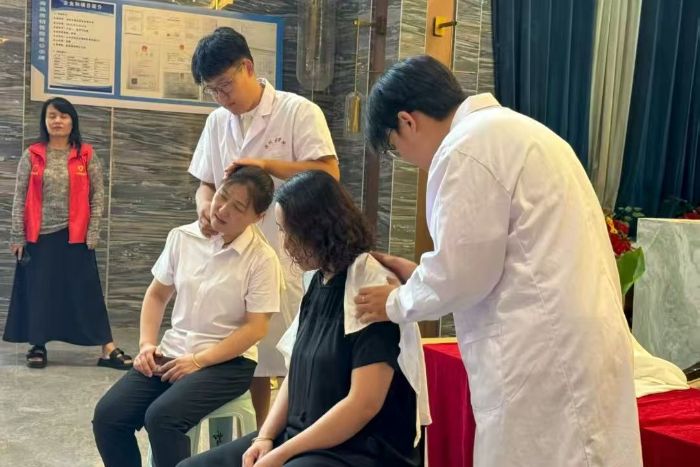 圖為實踐隊成員進行推拿治療 孫羽揚攝